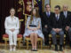 La princesa Leonor (i), sentada junto a su hermana, la infanta Sofía (c), y el presidente del Gobierno, Pedro Sánchez (d), durante su ceremonia de jura de la Constitución en el día de su 18 cumpleaños, una ceremonia que representa el hito más importante de su trayectoria institucional y pavimenta el camino para que algún día se convierta en reina. EFE/Ballesteros POOL