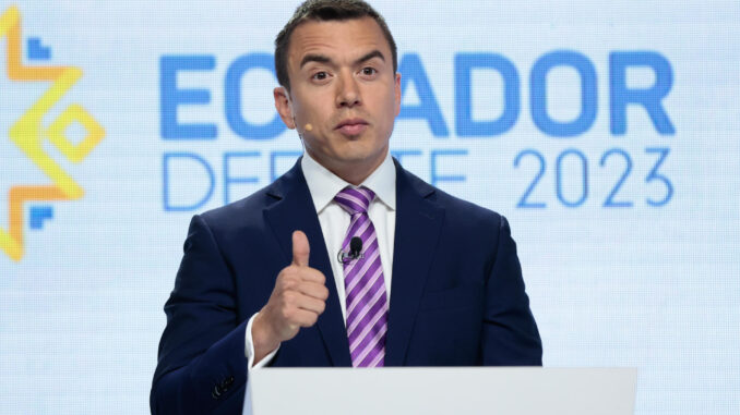 El candidato presidencial Daniel Noboa habla durante el debate presidencial 2023 en las instalaciones de Ecuador TV, en Quito (Ecuador). EFE/José Jácome
