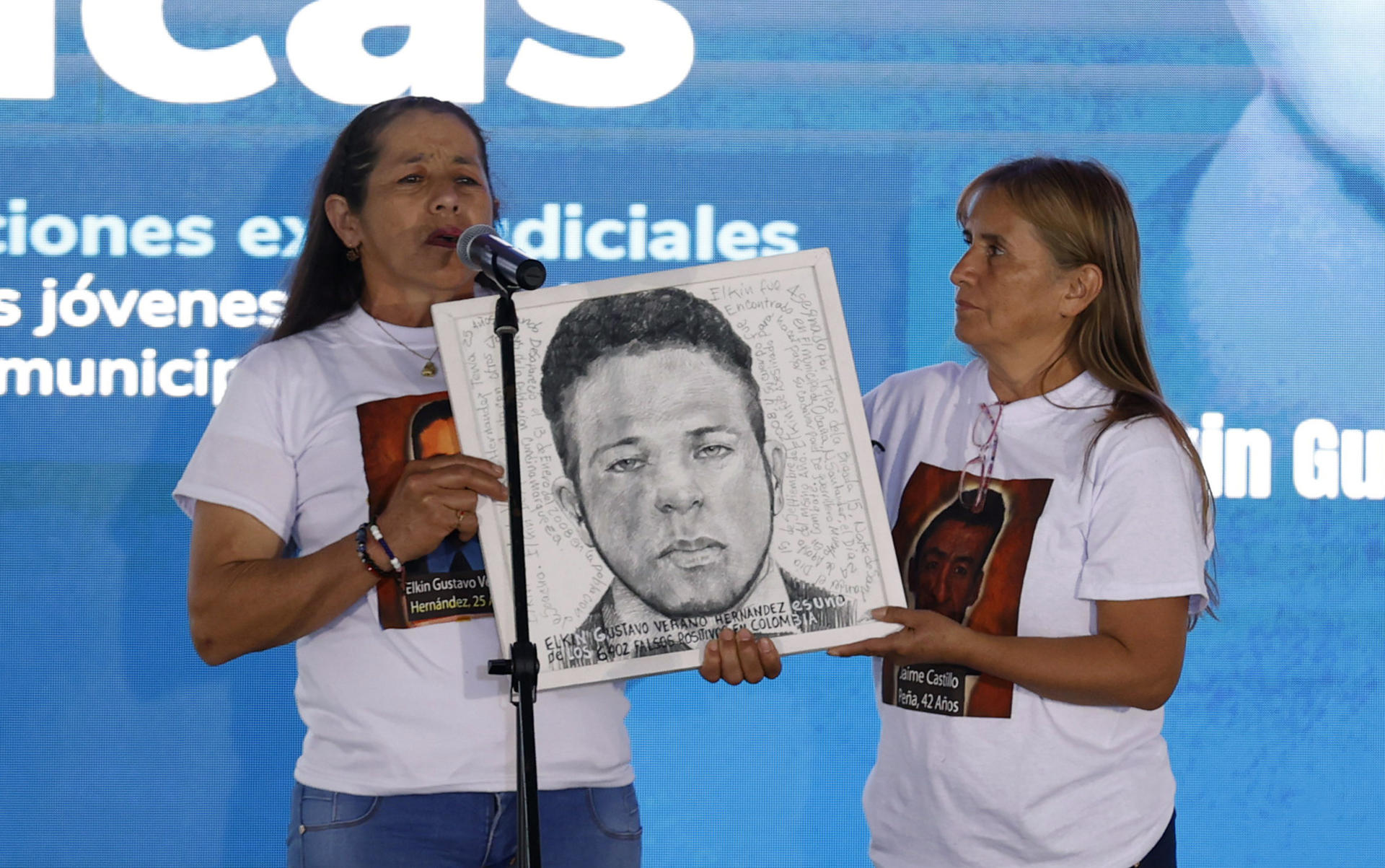 Flor Hernández (i), madre de Elkin Gustavo Verano, víctima de falso positivo, habla hoy durante un acto de excusas públicas por parte del Estado, en la Plaza de Bolívar en Bogotá (Colombia). EFE/Mauricio Dueñas Castañeda
