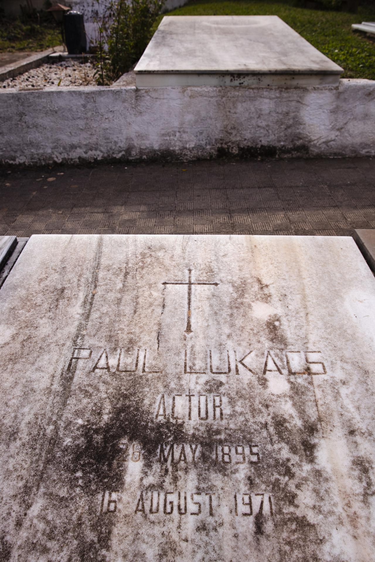 La tumba de Paul Lukas, el actor de origen húngaro que ganó el Óscar en 1944 frente a Humphrey Bogart, y que pidió reposar para siempre en el Cementerio Internacional de Benalmádena (Málaga), donde había residido más de quince años. EFE/Jorge Zapata
