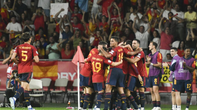 Los jugadores de la selección española celebran el gol de Álvaro Morata en el partido de clasificación para la Eurocopa 2024 que los combinados nacionales de España y Escocia juegan hoy jueves en el estadio de La Cartuja, en Sevilla. EFE/ Raúl Caro.
