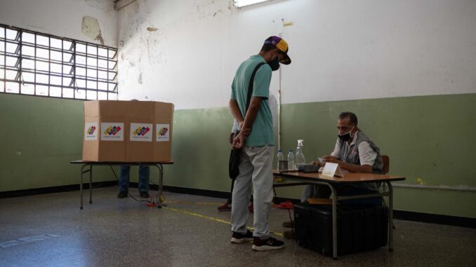 Fotografía de archivo mientras votan en Caracas (Venezuela). EFE/ RAYNER PEÑA R
