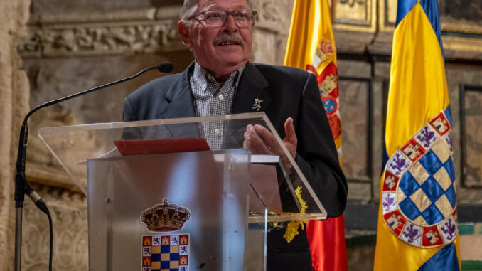 El poeta rumano, Gheorghe Vintan, tras recibir el Perejil de Plata, máximo galardón de la Fundación Zenobia-Juan Ramón Jiménez, en un acto este miércoles en la iglesia del Convento de Santa Clara de Moguer, Huelva (España). Vintan, "gran merecedor del galardón", viene a engrosar la nómina de especialistas juanramonianos que han recibido el Perejil de Plata. El también presidente de la Asociación Cultural Juan Ramón Jiménez y Lucian Blaga llevan más de dos décadas traduciendo obras del Nobel a su lengua natal. EFE/Julián Pérez
