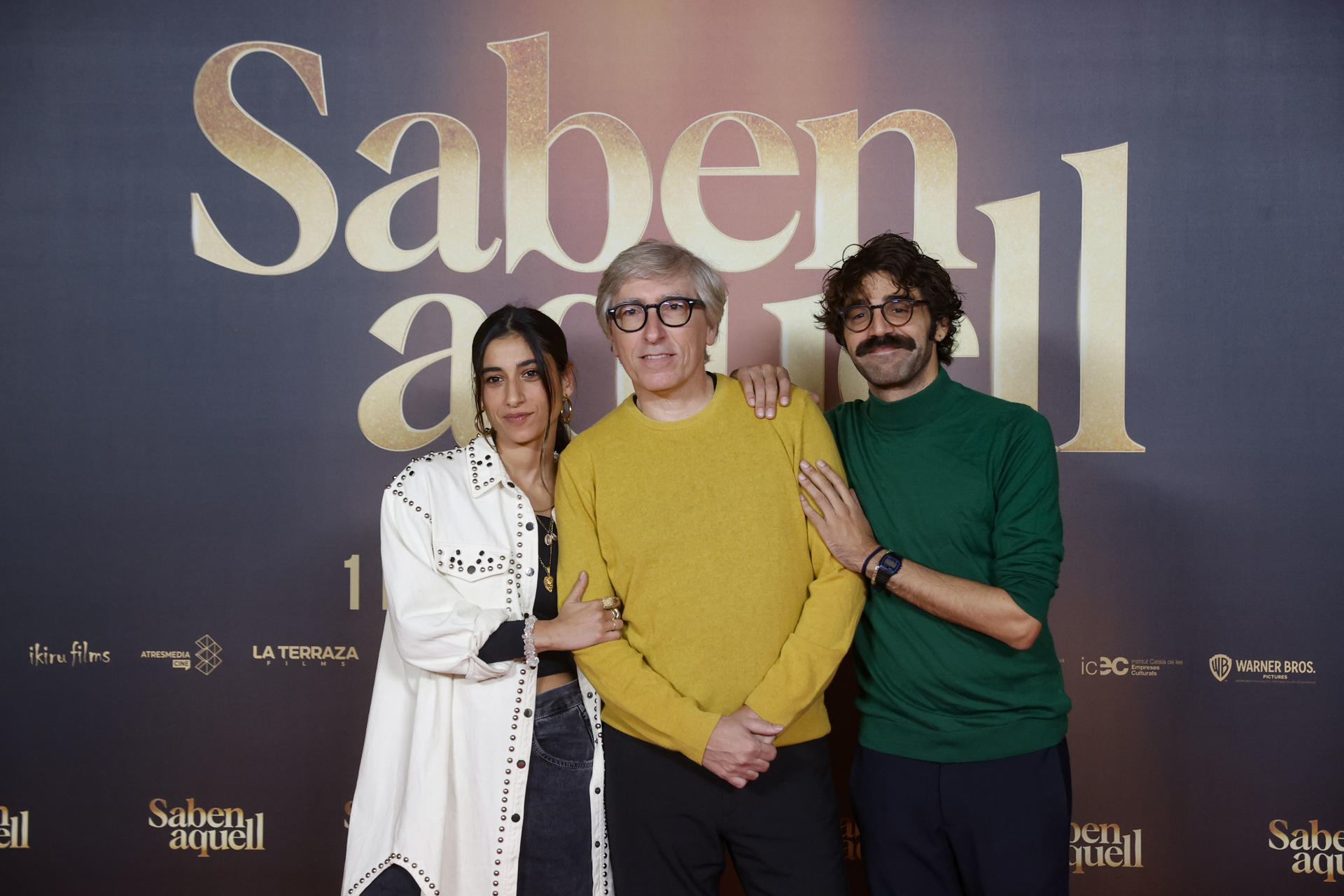 David Verdaguer y Carolina Yuste, durante el photocall de la película “Saben aquell”, del cineasta David Trueba. EFE/  Juan Carlos Hidalgo
