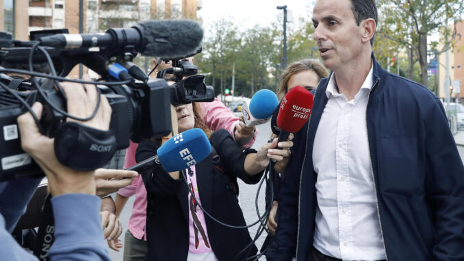 El exmarido de la extenista Arantxa Sánchez Vicario, Josep Santacana, a su llegada a la Ciudad de la Justicia, donde las acusaciones y las defensas exponen sus informes en la última jornada del juicio contra la extenista y Josep Santacana, acusados de urdir un plan para descapitalizar su patrimonio para no pagar una deuda al Banco de Luxemburgo. EFE/Andreu Dalmau
