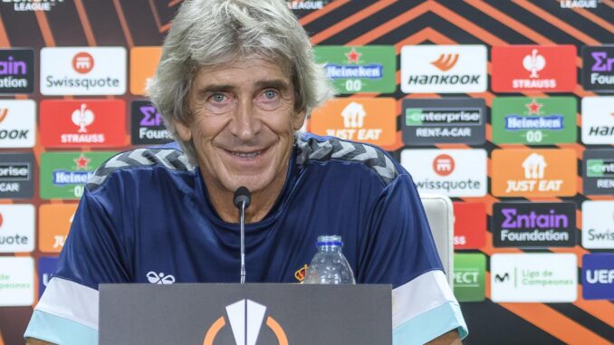 El entrenador del Real Betis, Manuel Pellegrini en la rueda de prensa previa al partido de Liga Europa que disputara contra el Sparta Praha en el estadio Benito Villamarín.EFE/ Raúl Caro
