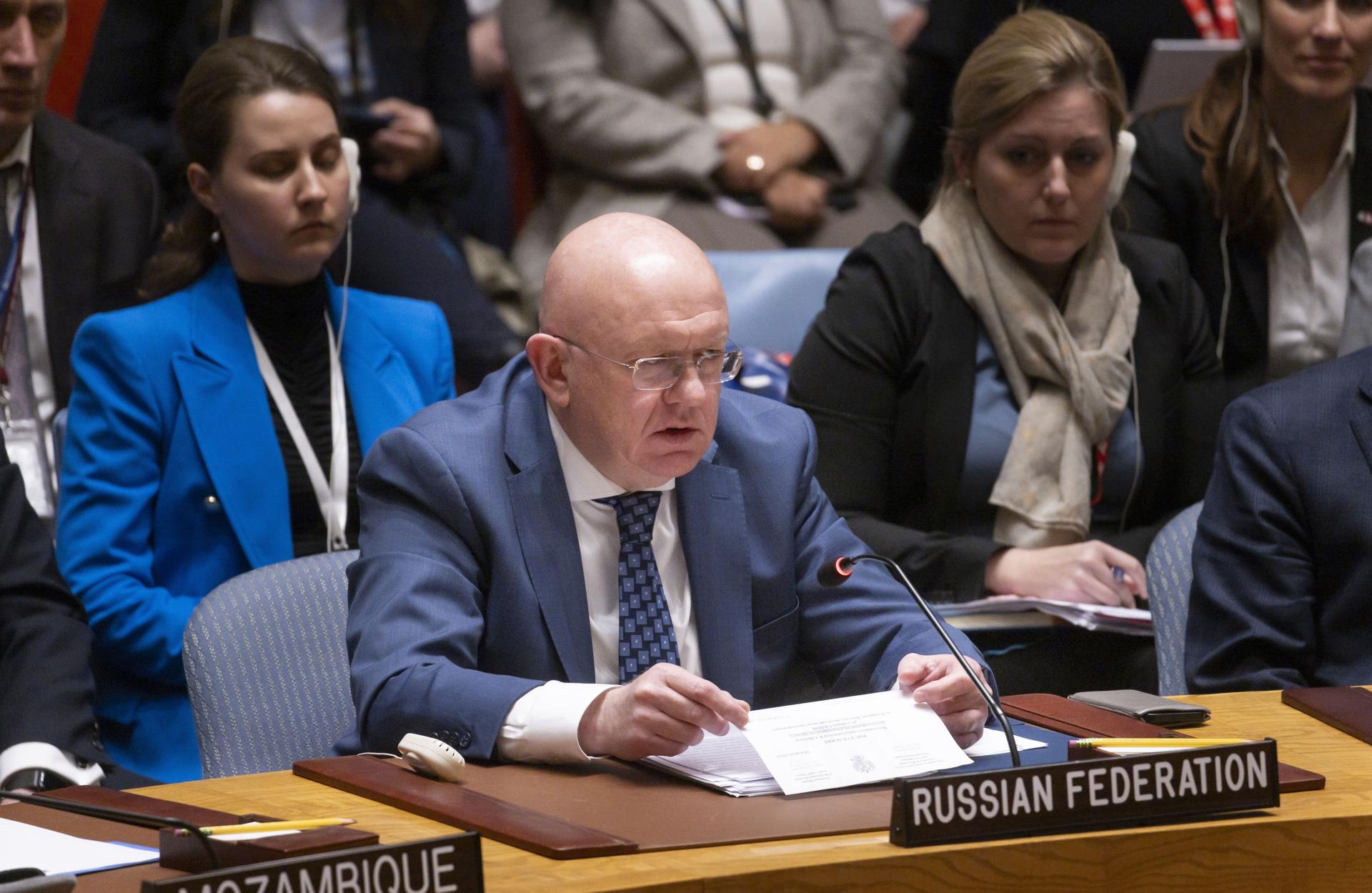 El embajador de Rusia ante la ONU, Vasili Nebenzia, habla después de votar en contra de un proyecto de resolución presentado por Estados Unidos relacionado con el conflicto militar entre Israel y Hamás en Nueva York. EFE/EPA/JUSTIN LANE
