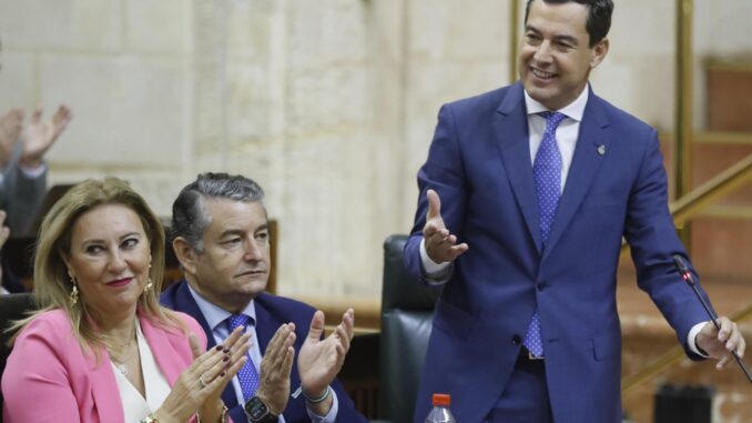 El presidente de la Junta de Andalucía, Juanma Moreno (d), durante la última sesión de control al gobierno celebrada en el Parlamento de Andalucía. EFE/ José Manuel Vidal
