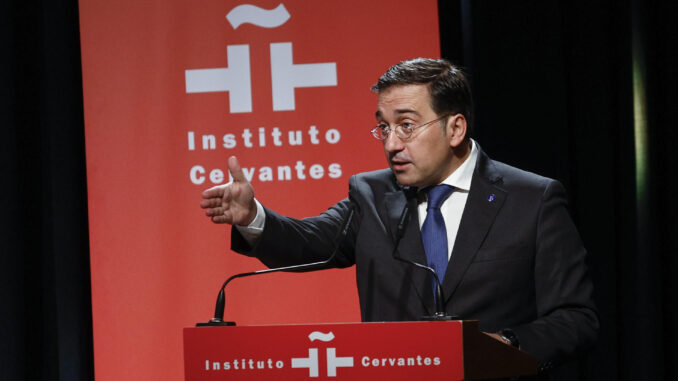 El ministro de Asuntos Exteriores, Unión Europea y Cooperación, José Manuel Albares, presenta el Anuario 2023 “El español en el mundo”, que aporta los últimos datos sobre la presencia internacional de nuestra lengua, este lunes en el Instituto Cervantes en Madrid.-EFE/ Rodrigo Jimenez
