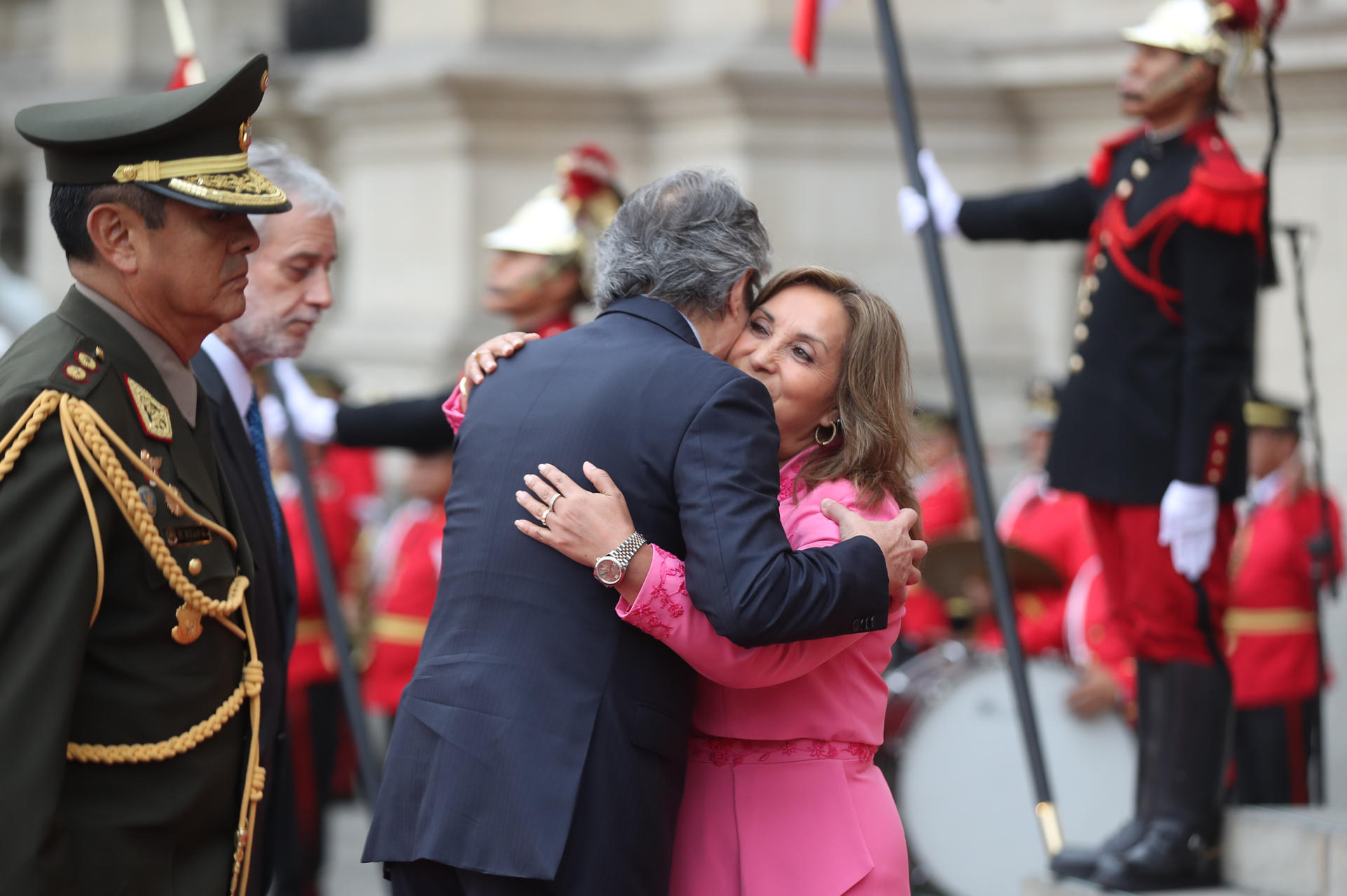 La presidenta de Perú, Dina Boluarte, recibe a su homólogo de Ecuador, Guillermo Lasso, a su llegada al Palacio de Gobierno, hoy en Lima (Perú). EFE/Paolo Aguilar
