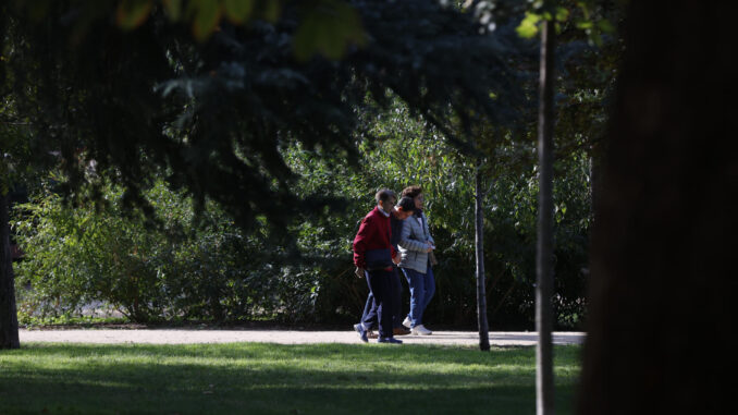 Unas personas pasean por una parque en Madrid. EFE/ Juan Carlos Hidalgo
