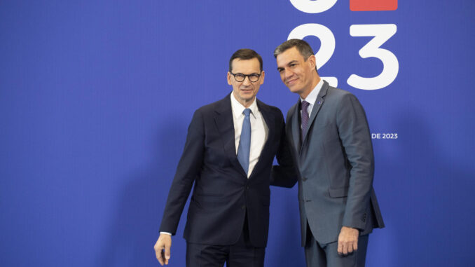 El presidente del Gobierno español en funciones, Pedro Sánchez, da la bienvenida al primer ministro polaco, Mateusz Morawiecki, a su llegada a la reunión informal de jefes de Estado y de Gobierno de la UE, en Granada, el 6 de octubre de 2023. EFE/ Miguel Angel Molina
