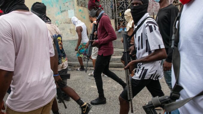 Fotografía de archivo de miembros de grupos armados vigilando las calles, en Puerto Príncipe (Haití). EFE/Johnson Sabin
