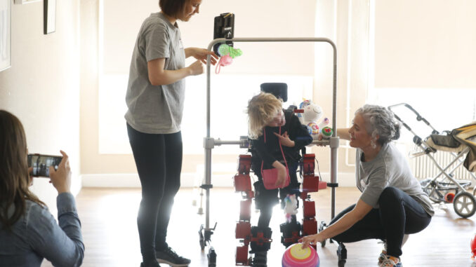 Imagen de archivo de un exoesqueleto pediátrico destinado a niños y niñas con parálisis cerebral. EFE/Juan Herrero.
