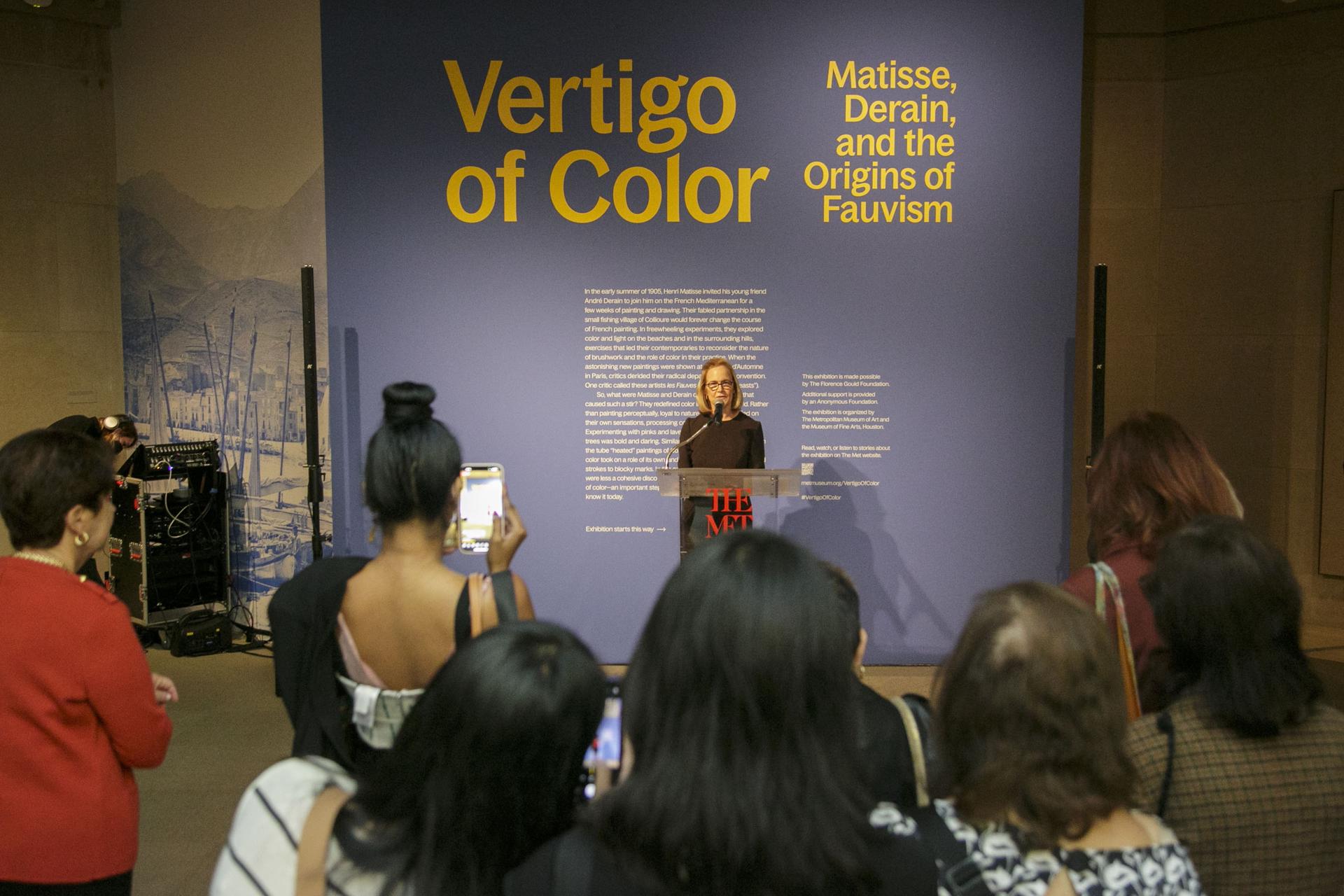 Dita Amory (C) curadora encargada de la colección Robert Lehman en el Met, habla durante una vista previa de prensa de la exposición 'Vértigo del color: Matisse, Derain y los orígenes of Fauvism' en el Museo Metropolitano de Arte de Nueva York, Nueva York, EE.UU. EFE/EPA/SARAH YENESEL
