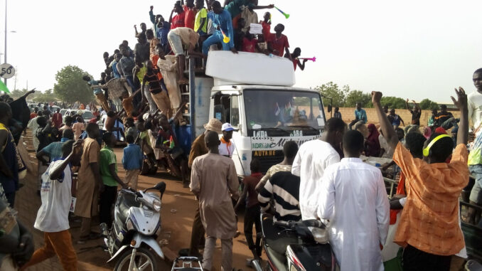 Imagen de archivo de una manifestación en Niamey para expresar el respaldo a la junta militar que gobierna Níger desde el golpe de Estado del pasado 26 de junio y exigir la retirada de las tropas francesas del país. EFE/Issa Ousseini
