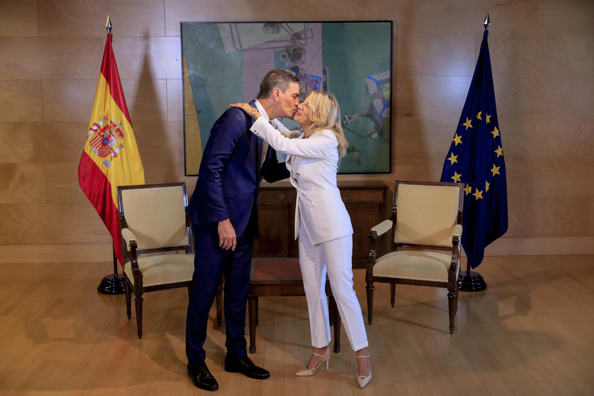 El presidente del Gobierno en funciones, Pedro Sánchez (i) durante su encuentro con la líder de Sumar, Yolanda Díaz (d) este miércoles en el Congreso durante su ronda de contactos para buscar apoyos a su investidura. EFE/ Fernando Alvarado
