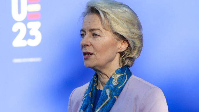 La presidenta de la Comisión Europea, Ursula Von Der Leyen, a su llegada al Palacio de Congresos de Granada, donde los mandatarios europeos celebran la reunión informal del Consejo Europeo de la UE con tres claves en la agenda: la ampliación a nuevos socios, la autonomía estratégica y la migración. 
EFE/ PepeTorres
