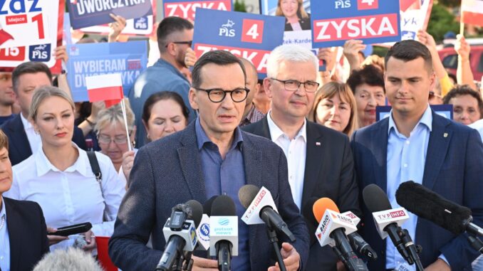 El primer ministro polaco, Mateusz Morawiecki (C), en un encuentro con ciudadanos durante la campaña paa las elecciones del próximo 15 de octubre. EFE/EPA/MACIEJ KULCZYNSKI POLAND OUT
