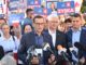 El primer ministro polaco, Mateusz Morawiecki (C), en un encuentro con ciudadanos durante la campaña paa las elecciones del próximo 15 de octubre. EFE/EPA/MACIEJ KULCZYNSKI POLAND OUT