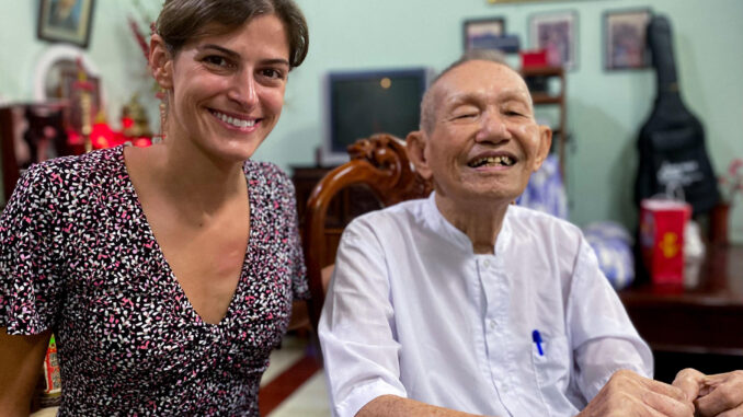 Ángela Faúndez, hija del fallecido militar Francisco Faúndez, junto al antiguo enfermero vietnamita Ngoc Chau, que trabajó junto a su padre en Go Cong (Vietnam) entre 1966 y 1967. Más de medio siglo después de convivir con el médico castrense español Francisco Fáundez, el vietnamita Ngoc Chau, de 90 años, recibe emocionado en su casa a Ángela, la hija del fallecido militar, miembro de la misión sanitaria enviada por el Ejército español a la Guerra de Vietnam. EFE/Ángela Faúndez  SOLO USO EDITORIAL/SOLO DISPONIBLE PARA ILUSTRAR LA NOTICIA QUE ACOMPAÑA (CRÉDITO OBLIGATORIO)
