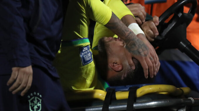 Neymar de Brasil sale lesionado en un partido de las Eliminatorias Sudamericanas para la Copa Mundial de Fútbol 2026 entre Uruguay y Brasil en el estadio Centenario en Montevideo (Uruguay). EFE/Raul Martinez
