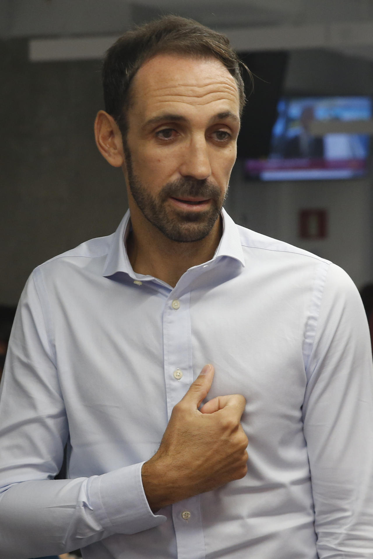 Juanfran Torres, ganador de siete títulos en su etapa como jugador con el Atlético de Madrid, expresó en declaraciones a la Agencia EFE que ve "bien, contento y con fuerza" a Diego Simeone, el entrenador rojiblanco, del que deseó que "pueda seguir muchos años más", y consideró que Antoine Griezmann "es uno de los mejores jugadores del mundo", a "nivel de números" junto a Erling Haaland o Kylian Mbappé. EFE/ Gema García
