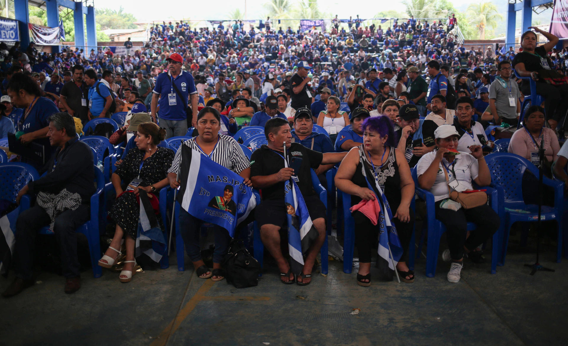 Seguidores del partido Movimiento Al Socialismo participan durante el congreso del partido de gobierno hoy, en Lauca Ñ (Bolivia). EFE/Luis Gandarillas
