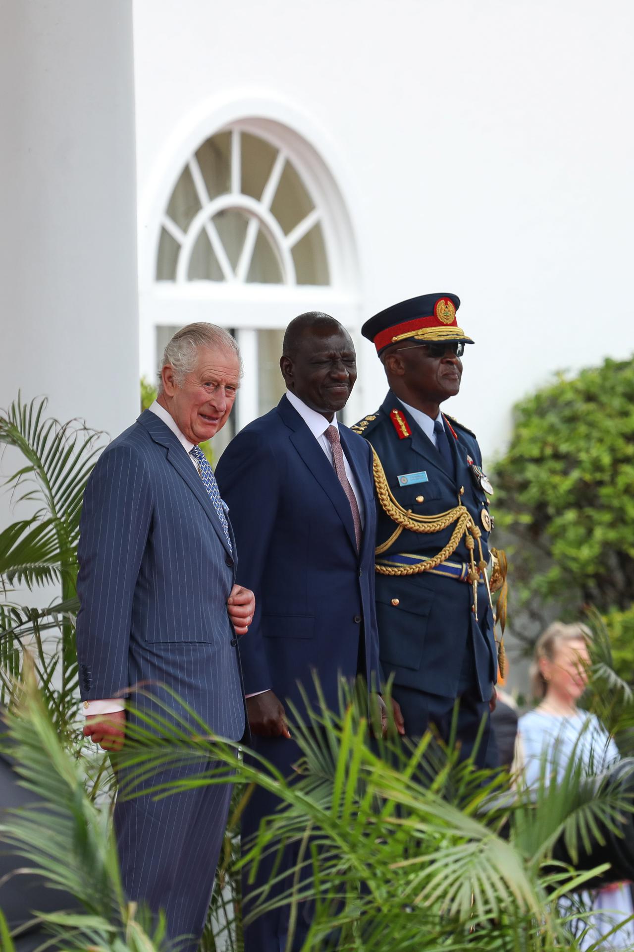 El presidente de Kenia, William Ruto, recibe en la State House de Nairobi (sede de la Presidencia keniana) al rey de Reino Unido, Carlos III. EFE/EPA/DANIEL IRUNGU
