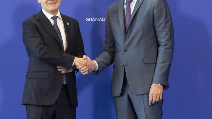 El presidente del Gobierno en funciones, Pedro Sánchez (d), que actúa como anfitrión en la reunión de los Veintisiete este viernes en Granada, saluda al canciller alemán Olaf Scholz. La cumbre informal se produce en el marco de la presidencia española del Consejo de la UE con tres claves en la agenda: la ampliación a nuevos socios, la autonomía estratégica y la migración. 
EFE/ Miguel Angel Molina
