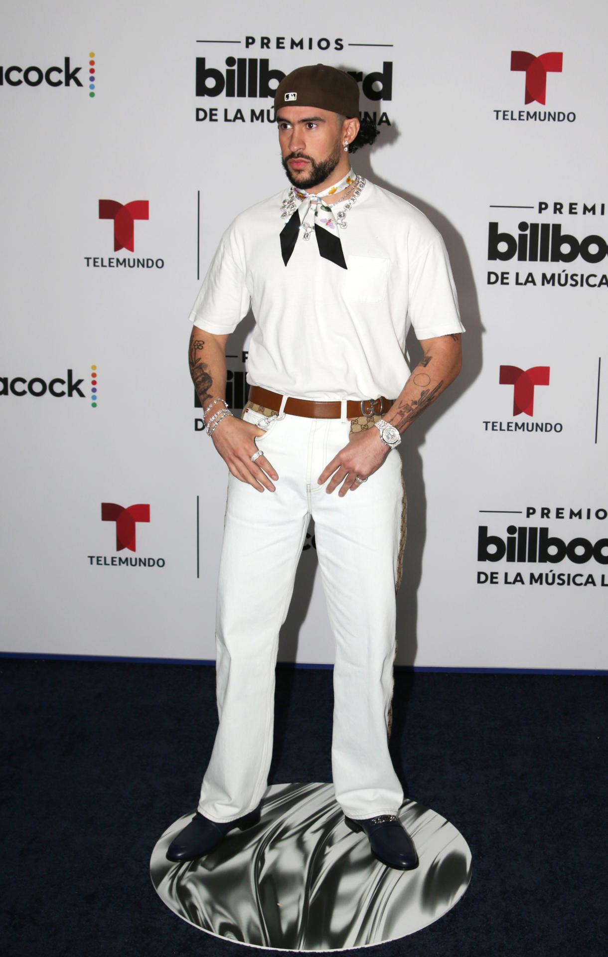 El cantante puertorriqueño Bad Bunny posa en la alfombra azul de los Premios Billboard de la Música Latina celebrados hoy en el Watsco Center de Miami, Florida. EFE/Marlon Pacheco
