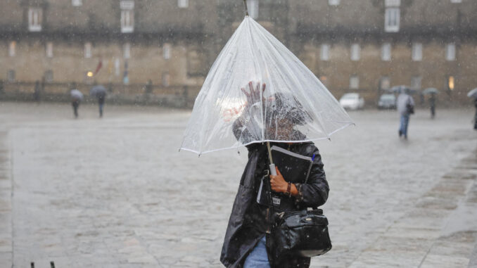 La lluvia esta mañana en la plaza del Obradoiro. EFE/Lavandeira jr
