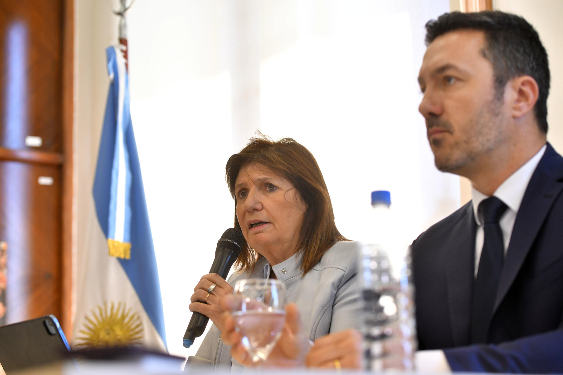 La excandidata Patricia Bulrich habla junto a su compañero de fórmula, Luis Petri, participan en una rueda de prensa para explicar los motivos por los que apoya al ultraliberal Javier Milei en la segunda vueta de las elecciones argentinas, hoy en Buenos Aires (Argentina). EFE/ Enrique García Medina
