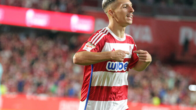 El delantero del Granada, Bryan Zaragoza, celebra el segundo gol de su equipo durante el encuentro correspondiente a la jornada nueve de primera división frente al FC Barcelona en el estadio Nuevo Los Cármenes, en Granada. EFE / Pepe Torres.
