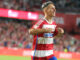 El delantero del Granada, Bryan Zaragoza, celebra el segundo gol de su equipo durante el encuentro correspondiente a la jornada nueve de primera división frente al FC Barcelona en el estadio Nuevo Los Cármenes, en Granada. EFE / Pepe Torres.