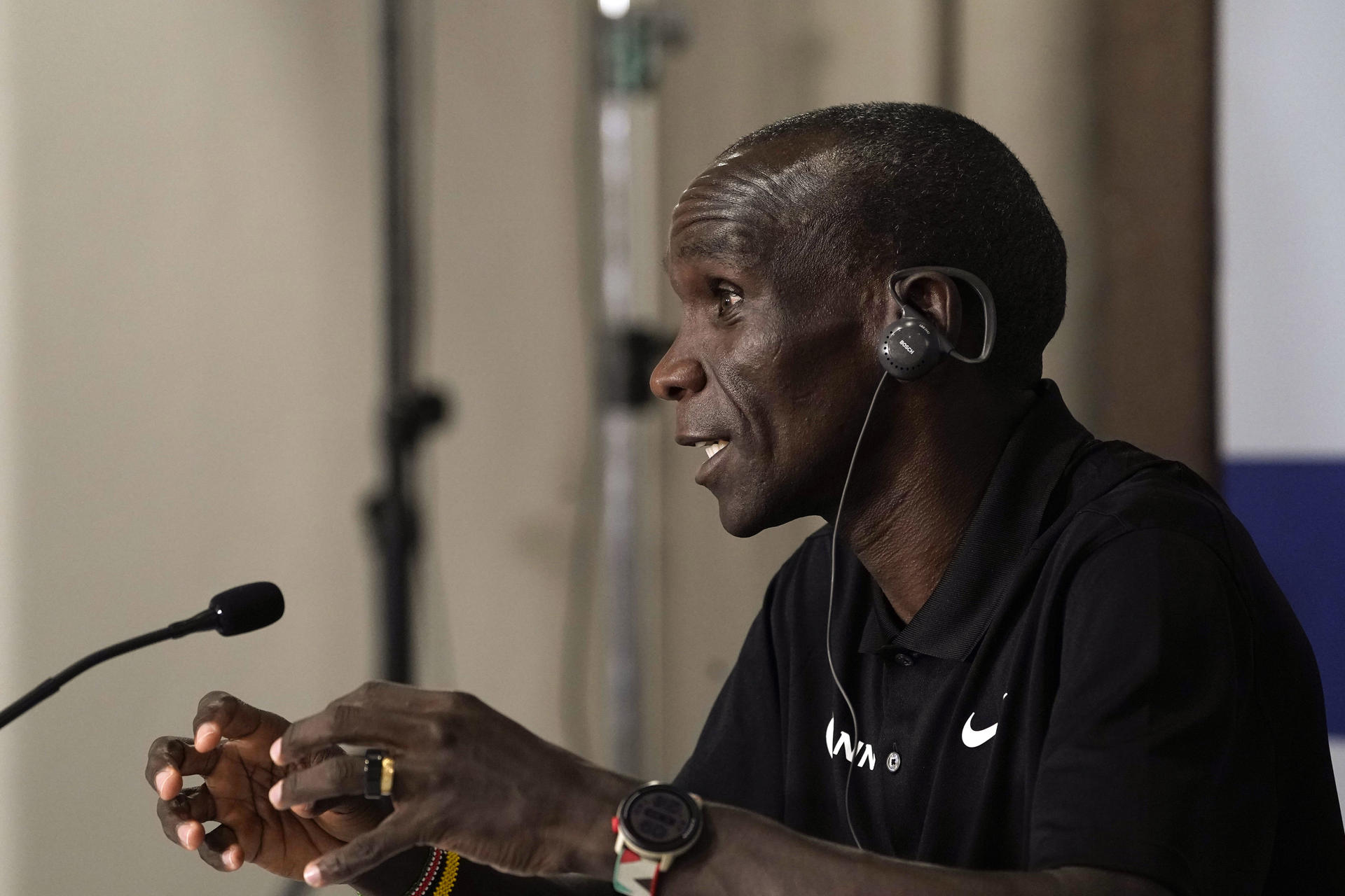 El atleta keniano Eliud Kipchoge, considerado el mejor corredor de maratón de todos los tiempos, ofrece una rueda de prensa previa a recibir en el Teatro Campoamor de Oviedo el Premio Princesa de Asturias de los Deportes 2023. EFE/ Paco Paredes
