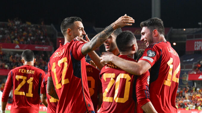 El delantero de la selección española, Joselu (i), celebra con sus compañeros un gol del combinado español en foto de archivo de Miguel Ángel Molina. EFE
