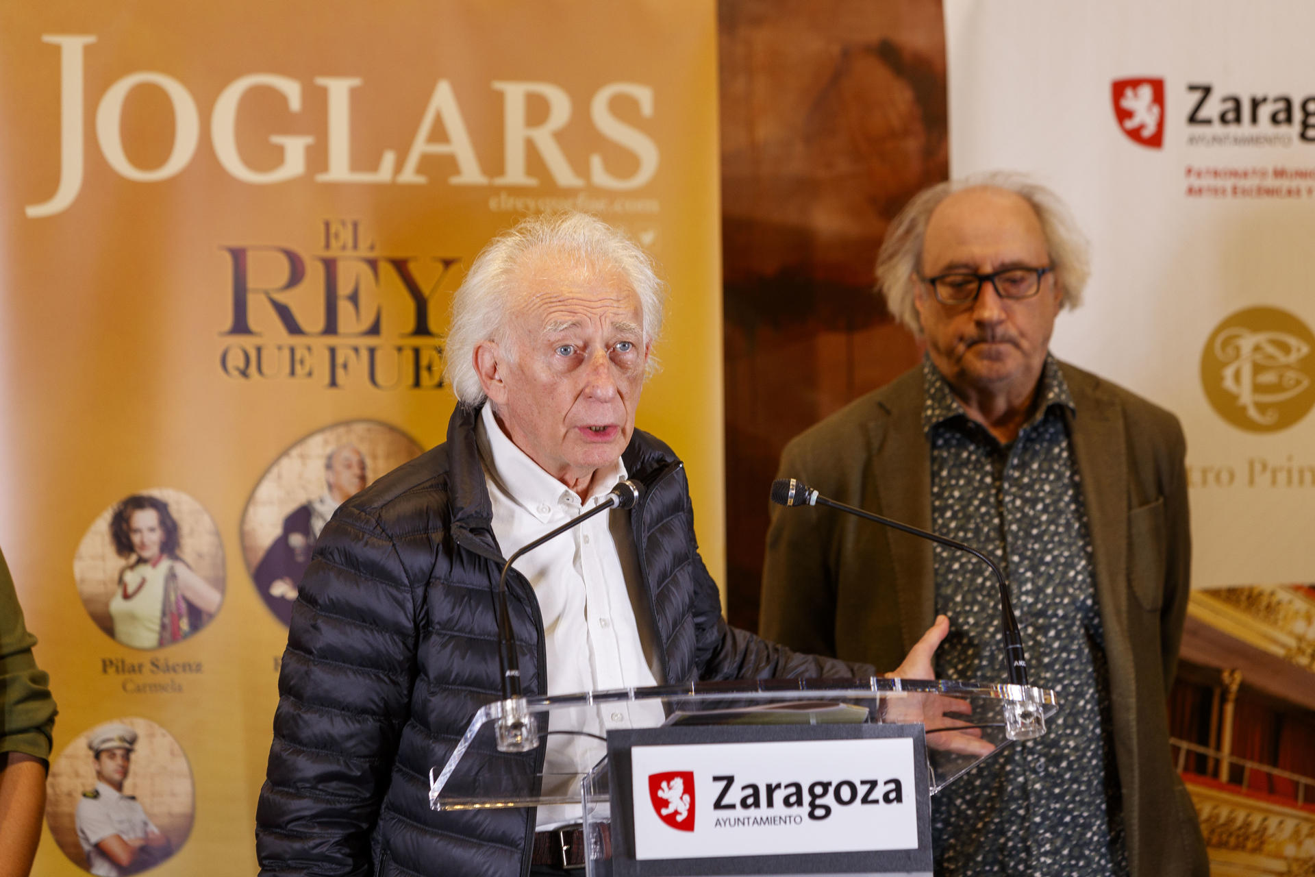 ZARAGOZA 30.10.2023.- El director de Els Joglars Albert Boadella (i) y el actor Ramón Fontseré (d) presentan la obra "El Rey que se fue", una reflexión sobre Juan Carlos I, que se representará en el Teatro y que supone el 41 espectáculo de la compañía privada más longeva de Europa. EFE/ Javier Belver
