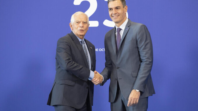 El presidente del Gobierno de España en funciones, Pedro Sánchez, saluda al Alto Representante de la Unión Europea para Asuntos Exteriores y Política de Seguridad, Josep Borrell, a su llegada a la reunión informal de jefes de Estado y de Gobierno de la UE que se celebra hoy en Granada. EFE/ Miguel Angel Molina
