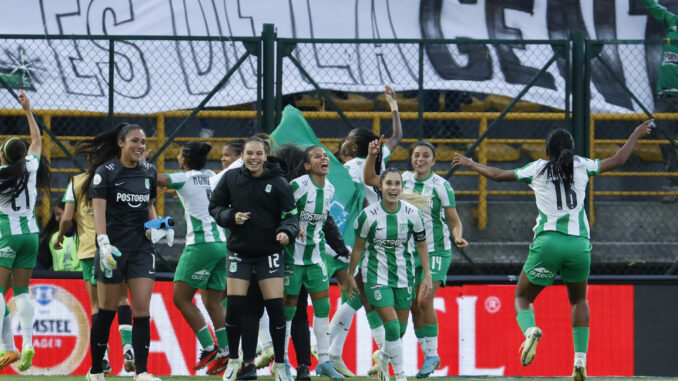 Jugadoras de Atlético Nacional celebran el pasado sábado la victoria contra Universidad de Chile, tras el final de un partido por los cuartos de final de la Copa Libertadores Femenina, en el estadio de Techo en Bogotá (Colombia). EFE/ Mauricio Dueñas Castañeda
