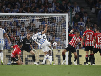 El defensa de la Real Sociedad Robin Le Normand (c) consigue el primer gol de su equipo durante el partido de LaLiga en el Reale Arena, en San Sebastián. EFE/Juan Herrero