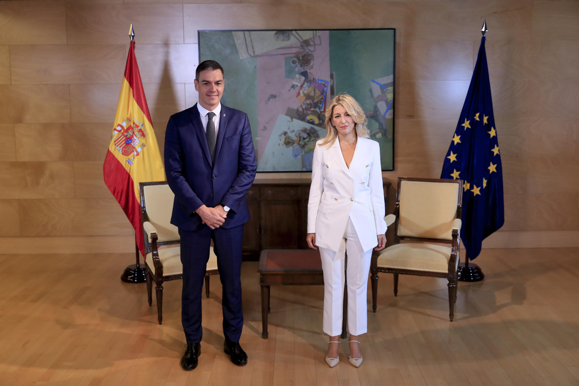 El presidente del Gobierno en funciones, Pedro Sánchez (i) durante su encuentro con la líder de Sumar, Yolanda Díaz (d) este miércoles en el Congreso durante su ronda de contactos para buscar apoyos a su investidura. EFE/ Fernando Alvarado
