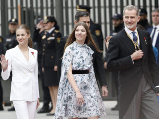 El rey de España, Felipe VI (d), la princesa Leonor (i) y la infanta Sofía (c), a su llegada al Congreso de los Diputados para asistir a la ceremonia de jura de la Constitución de Leonor de Borbón en el día de su 18 cumpleaños, un acto que representa el hito más importante de su trayectoria institucional y pavimenta el camino para que algún día se convierta en reina. EFE/Sergio Pérez