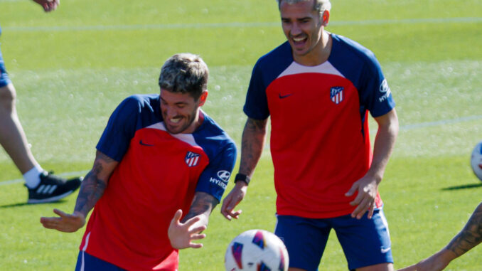 Rodrigo de Paul y Antoine Griezmann, en el entrenamiento de este sábado. EFE/Sergio Pérez
