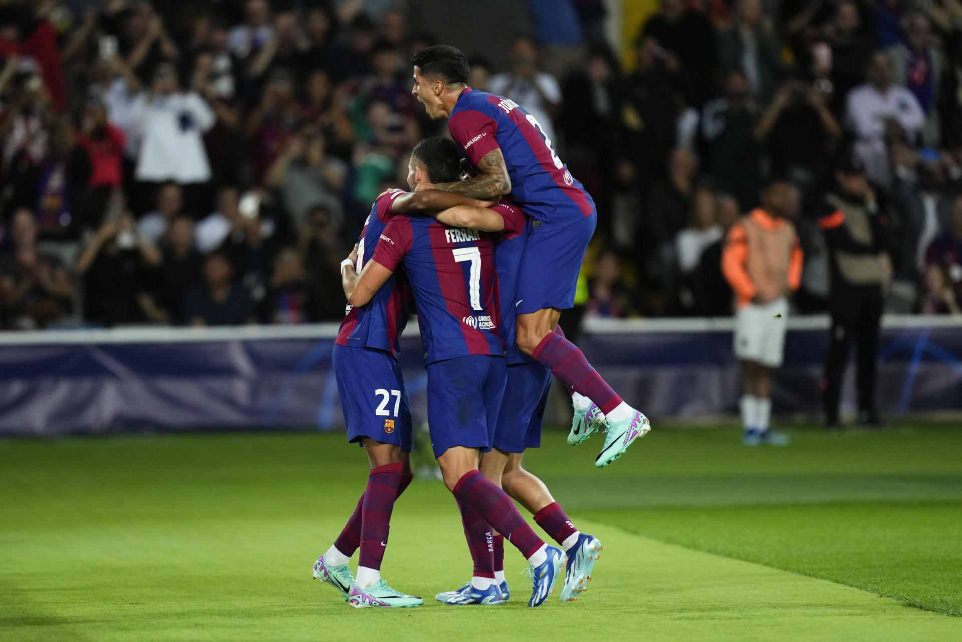 El delantero español Ferran Torres (7) del Barcelona celebra su gol junto a sus compañeros durante el partido de Liga de Campeones de fútbol entre el Barcelona y el Shakhtar Donetsk, este miércoles en el Estadi Olimpic Lluis Conpanys de Barcelona. EFE/ Enric Fontcuberta
