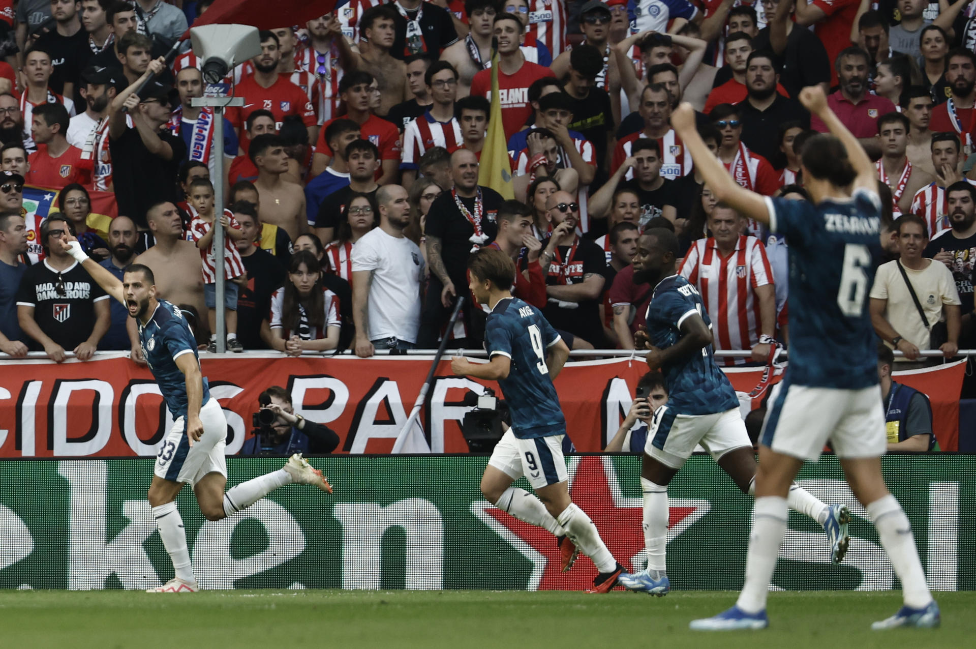 El defensa eslovaco del Feyenoord David Hancko (i), celebra su gol contra el Atlético de Madrid durante el partido del grupo E de la fase de grupos de la Liga de Campeones, en el Estadio Cívitas Metropolitano de Madrid.- EFE/ Sergio Pérez
