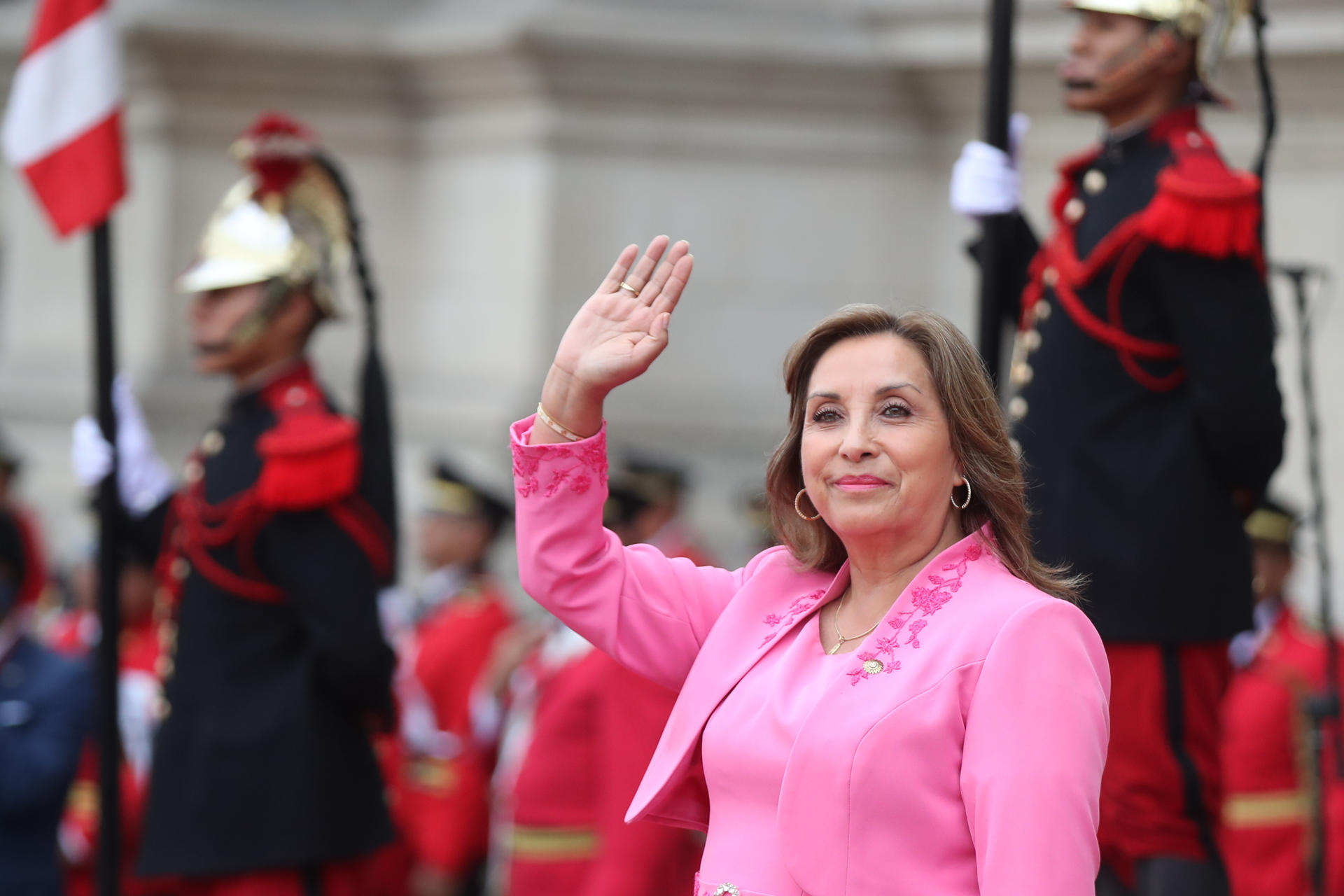 La presidenta de Perú, Dina Boluarte, recibe a su homólogo de Ecuador, Guillermo Lasso (fuera de cuadro), a su llegada al Palacio de Gobierno, hoy en Lima (Perú). EFE/ Paolo Aguilar
