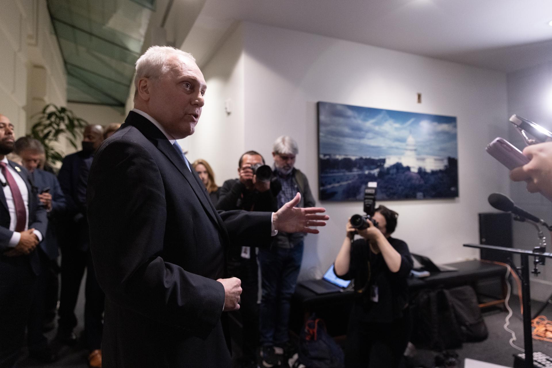 El representante republicano de Luisiana, Steve Scalise, anuncia que ha retirado su nombre como candidato republicano a presidente de la Cámara de Representantes. EFE/EPA/MICHAEL REYNOLDS
