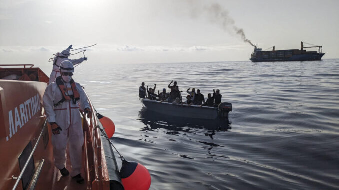 Una embarcación de Salvamento Marítimo ha rescatado este martes a quince personas que iban en una patera a la deriva a unas 34 millas al este del litoral de Alicante. Según los primeros datos de Salvamento Marítimo, los migrantes auxiliados son todos "varones, adultos y de origen magrebí". En la imagen, un buque mercante (al fondo) ha permanecido junto a la patera hasta la llegada de Salvamento Marítimo. EFE/ Salvamento Marítimo/SOLO USO EDITORIAL/SOLO DISPONIBLE PARA ILUSTRAR LA NOTICIA QUE ACOMPAÑA (CRÉDITO OBLIGATORIO)
