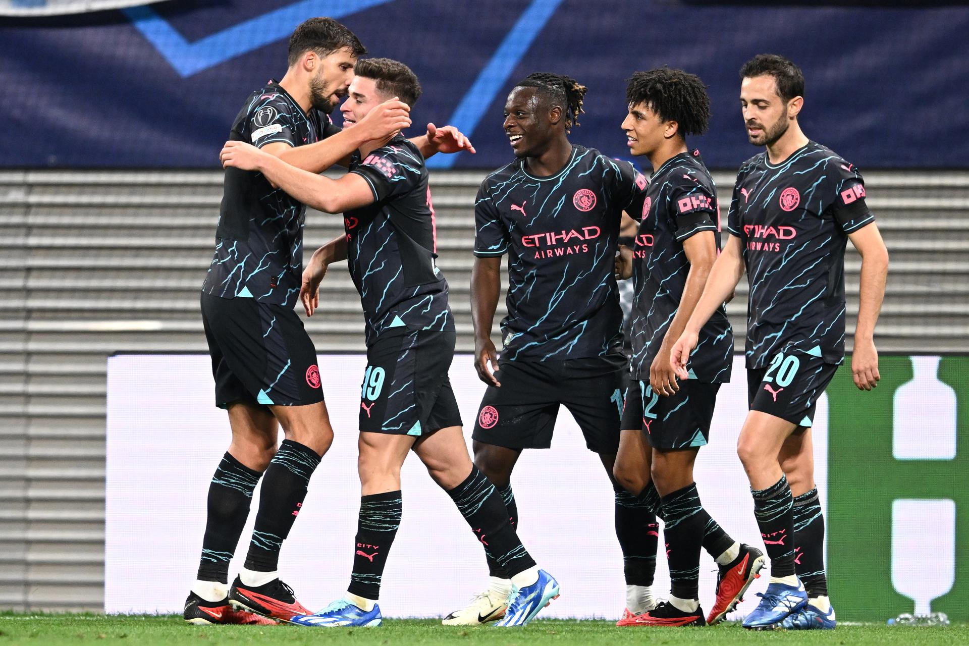 Los jugadores del Manchester City celebran el gol de Julian Alvarez (2-I) durante el partido del grupo G jugado en Alemania.EFE/EPA/FILIP SINGER
